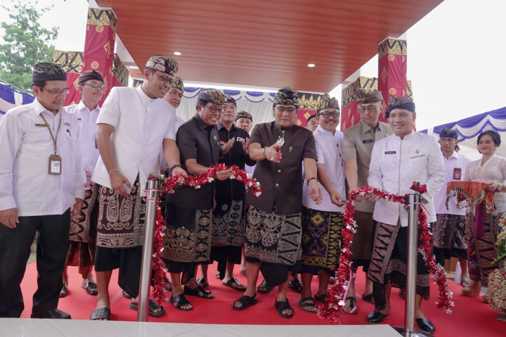 Bupati Giri Prasta Resmikan Kantor Pusat Perumda Air Minum Tirta Mangutama